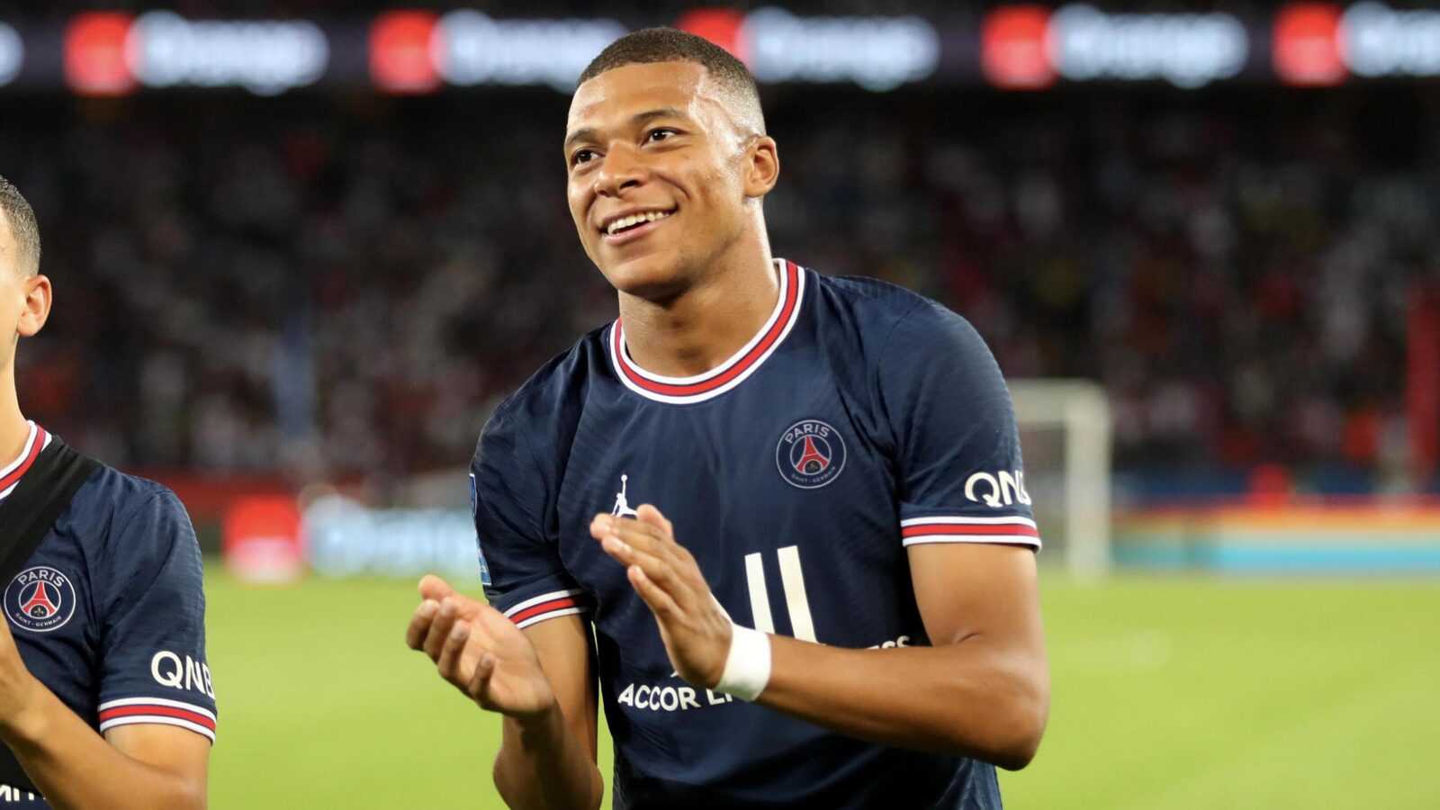 Новый мбаппе. Мбаппе. Mbappe футболист. Мбаппе ПСЖ. Форварда «ПСЖ» Мбаппе.